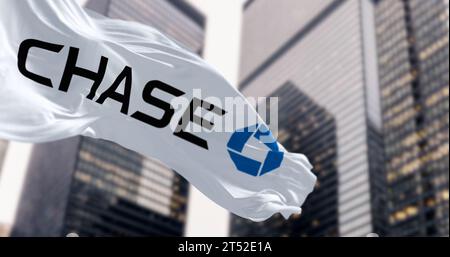 New York, USA, März 2023: Nahaufnahme der Chase Bank Flagge, die in einem Finanzviertel im Wind winkt. Die JPMorgan Chase Bank ist eine US-amerikanische Nationalbank. Il Stockfoto