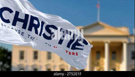 Jersey City, USA, 20. Oktober 2023: Chris Christie 2024, die Präsidentschaftswahlkampffahne winkt im Weißen Haus. Illustrierendes redaktionelles 3D-Illustrationsrendering Stockfoto