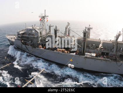 110519SG869-704 ARABISCHER GOLF (19. Mai 2011) Treibstoff und Vorräte werden von dem Schnellkampfschiff USNS Bridge (T-AOE 10) auf den Flugzeugträger USS Ronald Reagan (CVN 76) übertragen. Ronald Reagan wird in den Zuständigkeitsbereich der 5. US-Flotte eingesetzt und wird im Rahmen der Operationen Enduring Freedom und New Dawn Nahaufnahmen durchführen. Marineblau Stockfoto