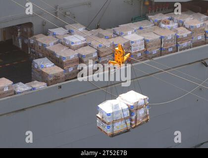 110519SG869-758 ARABISCHER GOLF (19. Mai 2011) die Hilfsgüter werden von dem Schnellkampfschiff USNS Bridge (T-AOE 10) auf den Flugzeugträger USS Ronald Reagan (CVN 76) übertragen. Ronald Reagan wird in den Zuständigkeitsbereich der 5. US-Flotte eingesetzt und wird im Rahmen der Operationen Enduring Freedom und New Dawn Nahaufnahmen durchführen. Marineblau Stockfoto