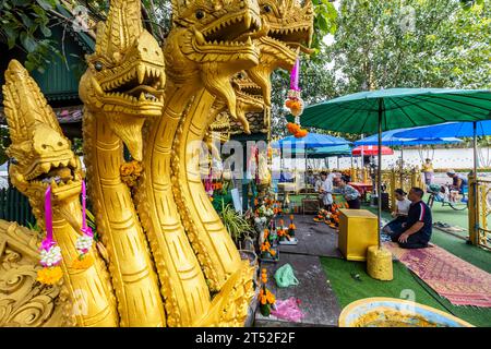 PHA That Luang, That Luang, buddhistische Stupa und Tempel, Naga Statue des kleinen Schreins außerhalb des Hofes, Vientiane, Laos, Südostasien, Asien Stockfoto