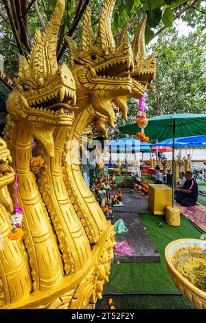 PHA That Luang, That Luang, buddhistische Stupa und Tempel, Naga Statue des kleinen Schreins außerhalb des Hofes, Vientiane, Laos, Südostasien, Asien Stockfoto