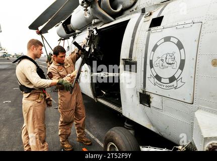 1007296003P-028 U.S. 5. FLOTTENVERANTWORTUNG (29. Juli 2010) Naval Air Crewman 3rd Class Daniel Hersh, links, und Naval Air Crewman 2nd Class Gabriel Rodriguez, beide den Dusty Dogs der Helicopter Anti-U-Boot Squadron (HS) 7 zugeordnet, führen vor dem Flug eine Kontrolle an einem M-240B Maschinengewehr auf dem Flugdeck des Flugzeugträgers USS Harry S. Truman (CVN 75) durch. HS-7 wird als Teil der Harry S. Truman Carrier Strike Group eingesetzt und unterstützt maritime Sicherheitsoperationen und Zusammenarbeit im Bereich der Theatersicherheit im Zuständigkeitsbereich der 5. US-Flotte. Marineblau Stockfoto