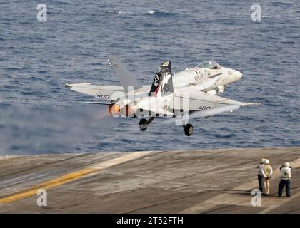 1006164236E-287 ARABISCHE SEE (16. Juni 2010) eine F/A-18C Hornet, die der Wildcats of Strike Fighter Squadron (VFA) 131 Katapulte des Flugzeugträgers USS Dwight D. Eisenhower (CVN 69) zugewiesen wurde. Die Eisenhower Carrier Strike Group wird im Rahmen einer fortlaufenden Rotation vorwärtsgerichteter Truppen eingesetzt, um die maritimen Sicherheitsoperationen im Zuständigkeitsbereich der 5. US-Flotte zu unterstützen. Marineblau Stockfoto
