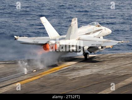1006164236E-233 ARABISCHE SEE (16. Juni 2010) eine F/A-18C Hornet, die der Rampagers of Strike Fighter Squadron (VFA) 83 Katapulte des Flugzeugträgers USS Dwight D. Eisenhower (CVN 69) zugewiesen wurde. Die Eisenhower Carrier Strike Group wird im Rahmen einer fortlaufenden Rotation vorwärtsgerichteter Truppen eingesetzt, um die maritimen Sicherheitsoperationen im Zuständigkeitsbereich der 5. US-Flotte zu unterstützen. Marineblau Stockfoto