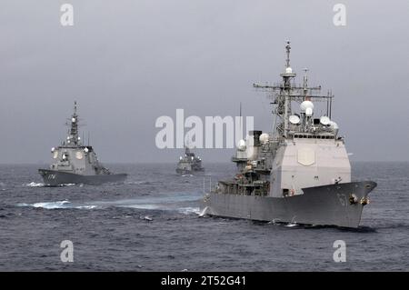 0911177280V-049 PAZIFISCHER OZEAN (17. November 2009) der Lenkraketenkreuzer USS Shiloh (CG 67) und die japanischen Zerstörer Chokai (DDG 176) und Isoyuki (DD 127) werden während der jährlichen Übung (ANNUALEX 21G) gebildet. Schiffe der US Navy und der japanischen Seefahrtruppe nehmen an der bilateralen Übung Teil, die die Fähigkeiten beider Marinestreitkräfte verbessern soll. Marineblau Stockfoto