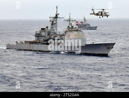 0911174010S-186 PAZIFISCHER OZEAN (17. November 2009) Ein japanischer Maritime Self-Defense Force Mitsubishi SH-60J Sea Hawk Helikopter fliegt über dem Lenkraketenkreuzer USS Cowpens (CG 63) während der jährlichen Übung (ANNUALEX 21G). Schiffe der US Navy und der japanischen Seefahrtruppe nehmen an der bilateralen Übung Teil, die die Fähigkeiten beider Marinestreitkräfte verbessern soll. Marineblau Stockfoto