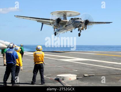 1009226632S-040 ATLANTIC OCEAN (22. September 2010) eine E-2C Hawkeye, die der Carrier Airborne Early Warning Squadron (VAW) 120 zugewiesen wurde, landet an Bord des Flugzeugträgers USS George H.W. Bush (CVN 77). George H.W. Bush führt im Atlantischen Ozean Ausbildungsoperationen durch. Marineblau Stockfoto