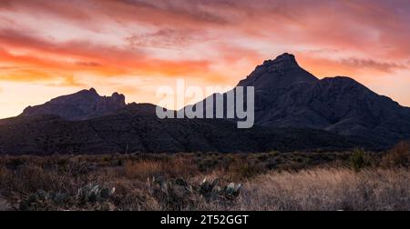 Helle Orangen und Pinks über den Chisos Mountains in Big Bend Stockfoto