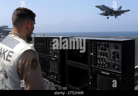 0704243038W-105 ARABISCHES MEER (24. April 2007) - Kapitän James Topping, von den 'Death Rattlers' der Marine Strike Fighter Squadron (VMFA) 323, steht an der Steuerung der Landesignaloffizierplattform (LSO) und hilft einem Piloten der „Blue Diamonds“ der Strike Fighter Squadron (VFA) 146, eine F/A-18C Hornet an Bord des Flugzeugträgers USS John C. Stennis (CVN 74) der Nimitz-Klasse zu landen. Die John C. Stennis Carrier Strike Group wird zur Unterstützung der maritimen Sicherheitseinsätze (MSO) eingesetzt. US Navy Stockfoto