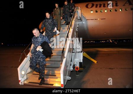 111203KK192-065 MARINEFLUGWERK MISAWA, Japan (3. Dezember 2011) Seeleute, die der Patrol Squadron (VP) 1 zugewiesen sind, steigen nach Ankunft zum Einsatz aus. VP-1 ist das erste Geschwader, das seit 2007 in Misawa stationiert ist. Marineblau Stockfoto