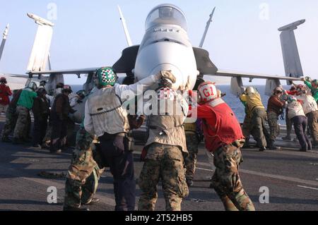 0704115484G-035 PAZIFISCHER OZEAN (11. April 2007) - Matrosen und Marines führen einen Rückstoß auf eine F/A-18A Hornet durch, die den „Red Devils“ der Marine Fighter Attack Squadron (VMFA) 232 auf dem Flugdeck des nukleargetriebenen Flugzeugträgers USS Nimitz (CVN 68) zugewiesen wurde. Die Nimitz Carrier Strike Group (CSG) unterstützt Operationen im Zuständigkeitsbereich des US-Zentralkommandos. US Navy Stockfoto