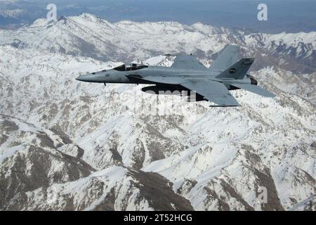 1003090000S-002 AFGHANISTAN (9. März 2010) eine F/A-18E Super Hornet der Pukin Dogs of Strike Fighter Squadron (VFA) 143 fliegt über den Bergen Afghanistans. Die VFA-143 ist an Bord des Flugzeugträgers USS Dwight D. Eisenhower (CVN 69) eingestiegen und wird in die 5. US-Flotte eingesetzt, um die Operation Enduring Freedom zu unterstützen. (U.S. Navy Stockfoto