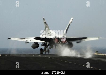 1002223038W-033 SOUTH CHINA SEA (22. Februar 2010) eine F/A-18C Hornet, die den Warhawks of Strike Fighter Squadron (VFA) 97 zugewiesen wurde, startet vom Flugzeugträger USS Nimitz (CVN 68). Die Nimitz Carrier Strike Group führt Operationen im Zuständigkeitsbereich der 7. US-Flotte durch. Marineblau Stockfoto