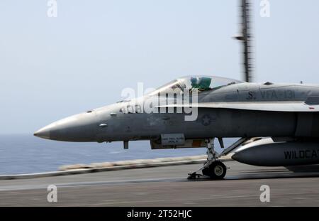 1005254236E-183 NORDARABISCHE SEE (25. Mai 2010) eine F/A-18C Hornet, die der Wildcats of Strike Fighter Squadron (VFA) 131 Katapulte des Flugzeugträgers USS Dwight D. Eisenhower (CVN 69) zugewiesen wurde. Die Eisenhower Carrier Strike Group wird im Rahmen einer laufenden Rotation von vorwärtsgerichteten Truppen eingesetzt, um die maritimen Sicherheitsoperationen im Zuständigkeitsbereich der 5. US-Flotte zu unterstützen. Marineblau Stockfoto