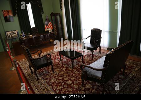 Teheran, Iran. November 2023. Ein Büro in dem Gebäude, in dem früher die Botschaft der Vereinigten Staaten in Teheran untergebracht war und heute das Museum der Spione genannt wurde. Die Botschaft der Vereinigten Staaten in Teheran war die diplomatische Mission der Vereinigten Staaten im Iran. Die US-Botschaft in Teheran ist seit dem 4. November 1979 geschlossen, als sie während der iranischen Geiselkrise von iranischen Militanten eingenommen wurde. Die Beschlagnahme der Botschaft führte zur Inhaftierung von 52 amerikanischen Diplomaten und Bürgern für 444 Tage. Seit der Schließung der Botschaft haben sich die diplomatischen Beziehungen zwischen den Vereinigten Staaten und dem Iran geändert Stockfoto