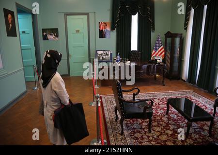 Teheran, Iran. November 2023. Eine iranische Frau besucht ein Büro in dem Gebäude, in dem früher die Botschaft der Vereinigten Staaten in Teheran untergebracht war und heute das Museum der Spione genannt wird. Die Botschaft der Vereinigten Staaten in Teheran war die diplomatische Mission der Vereinigten Staaten im Iran. Die US-Botschaft in Teheran ist seit dem 4. November 1979 geschlossen, als sie während der iranischen Geiselkrise von iranischen Militanten eingenommen wurde. Die Beschlagnahme der Botschaft führte zur Inhaftierung von 52 amerikanischen Diplomaten und Bürgern für 444 Tage. Seit der Schließung der Botschaft diplomatische Beziehungen zwischen den Vereinten Nationen Stockfoto