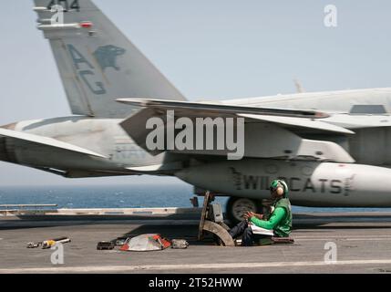 1006171928O-207 ARABISCHER GOLF (17. Juni 2010) eine F/A-18 Hornet überquert einen Sailor und katapultiert vom Flugzeugträger USS Dwight D. Eisenhower (CVN 69). Die Eisenhower Carrier Strike Group unterstützt die Operation Enduring Freedom. Marineblau Stockfoto