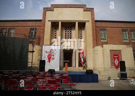 Teheran, Iran. November 2023. Das Gebäude beherbergte früher die Botschaft der Vereinigten Staaten in Teheran und wird heute als Museum der Spione bezeichnet. Die Botschaft der Vereinigten Staaten in Teheran war die diplomatische Mission der Vereinigten Staaten im Iran. Die US-Botschaft in Teheran ist seit dem 4. November 1979 geschlossen, als iranische Militante sie während der Geiselkrise im Iran ergriffen haben. Die Beschlagnahme der Botschaft führte zur Inhaftierung von 52 amerikanischen Diplomaten und Bürgern für 444 Tage. Seit der Schließung der Botschaft sind die diplomatischen Beziehungen zwischen den Vereinigten Staaten und dem Iran und den TW angespannt Stockfoto