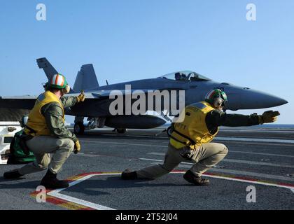 1003154408B-417 ATLANTIC OCEAN (15. März 2010) Schützen an Bord des Flugzeugträgers USS George H.W. Bush (CVN 77) geben das Startsignal, um eine F/A-18 Super Hornet zu starten, die der Strike Fighter Squadron (VFA) 106 zugewiesen ist. George H.W. Bush ist im Atlantik unterwegs und unterstützt Flottenschulungen. Marineblau Stockfoto