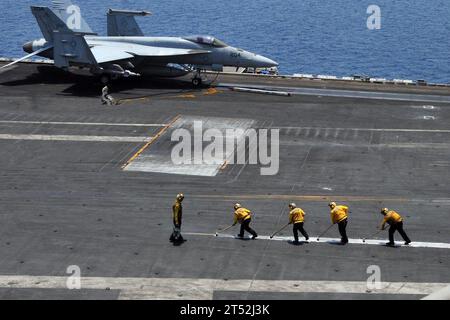 110531EE987-003 ARABISCHER GOLF (31. Mai 2011) Seeleute schrubben Foul-Linien auf dem Flugdeck des Flugzeugträgers USS Ronald Reagan (CVN 76). Ronald Reagan und Carrier Air Wing (CVW) 14 werden in den Zuständigkeitsbereich der 5. US-Flotte eingesetzt und führen im Rahmen der Operationen Enduring Freedom und New Dawn Nahluftunterstützungsmissionen durch. Marineblau Stockfoto