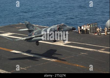 0704127498L-018 ARABISCHE SEE (12. April 2007) - Ein französischer Super-Etendard des französischen Flugzeugträgers Charles de Gaulle (R 91) landet auf dem Flugdeck des Flugzeugträgers USS John C. Stennis (CVN 74). Stennis, als Teil der John C. Stennis Carrier Strike Group, und Charles de Gaulle, das Flaggschiff des Kommandanten der Task Force 473, operieren im NordArabischen Meer. Stennis und Charles de Gaulle führen bilaterale Übungen durch und unterstützen multinationale Bodenstreitkräfte in Afghanistan. US Navy Stockfoto