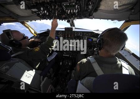 1007203798Y-346 PEARL HARBOR (20. Juli 2010) KC-135 Stratotanker-Piloten, Major Benjamin Evans und Captain Matt Biggs, beide der 465th Air Betankungsgeschwader, 507th Air Betankungswaffe auf der Tinker Air Force Base, Okla., zugewiesen, bereiten sich auf die Auftankung der Flugzeuge während der Rim of the Pacific 2010 vor. RIMPAC ist eine zweijährliche, multinationale Übung zur Stärkung regionaler Partnerschaften und zur Verbesserung der multinationalen Interoperabilität. (U.S. Air Force Stockfoto