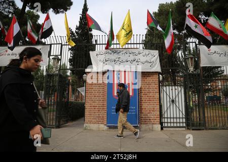 Teheran, Iran. November 2023. Eine iranische Frau geht am Haupteingang des Gebäudes vorbei, in dem früher die Botschaft der Vereinigten Staaten in Teheran untergebracht war, heute das Museum der Spione genannt. Die Botschaft der Vereinigten Staaten in Teheran war die diplomatische Mission der Vereinigten Staaten im Iran. Die US-Botschaft in Teheran ist seit dem 4. November 1979 geschlossen, als iranische Militante sie während der Geiselkrise im Iran ergriffen haben. Die Beschlagnahme der Botschaft führte zur Inhaftierung von 52 amerikanischen Diplomaten und Bürgern für 444 Tage. Seit der Schließung der Botschaft, diplomatische Beziehungen zwischen Th Stockfoto