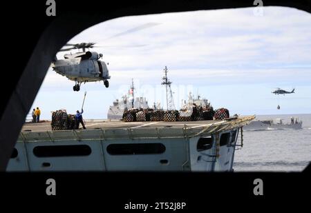 1003186006S-607 PAZIFISCHER OZEAN (18. März 2010) der Flugzeugträger USS Carl Vinson (CVN 70) und der Lenkraketenkreuzer USS Bunker Hill (CG 52) erhalten während einer Auffüllung auf See Vorräte vom Schnellkampfschiff USNS Rainier (T-AOE 7). Carl Vinson ist im Pazifik unterwegs und unterstützt Southern Seas 2010, eine Operation unter der Leitung des US-Südkommandos, die US-amerikanischen und internationalen Truppen die Möglichkeit bietet, in einem multinationalen Umfeld zu operieren. Marineblau Stockfoto