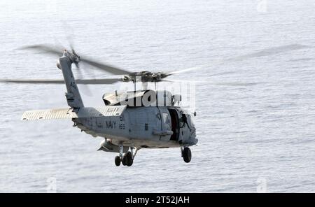 1005024236E-063 NORDARABISCHE SEE (02. Mai 2010) ein SH-60 Sea Hawk, der den Nightdippers of Helicopter Anti-U-Boot Squadron (HS) 5 zugewiesen ist, startet vom Flugzeugträger USS Dwight D. Eisenhower (CVN 69). Eisenhower ist im Einsatz als Teil der laufenden Rotation vorwärtsstationierter Truppen zur Unterstützung der maritimen Sicherheitseinsätze und arbeitet in internationalen Gewässern rund um den Globus und arbeitet mit anderen Koalitionstruppen zusammen. Marineblau Stockfoto