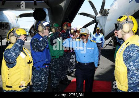 110408IC111-016 PAZIFISCHER OZEAN (8. April 2011) Indische Marine Rear ADM. Harish Bisht, Flaggenoffizier der Commanding Eastern Fleet, kehrt seine Ehre zurück, als er an Bord des Flugzeugträgers USS Ronald Reagan (CVN 76) durch Regenbogenjungen spaziert. Ronald Reagan beteiligt sich an Übung Malabar, einer bilateralen Koordination mit der indischen Marine und operiert im westlichen Pazifik. Marineblau Stockfoto