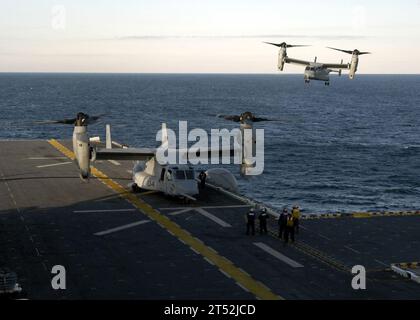 0612060730W-015 Atlantic Ocean (06.12.2006) Р zwei V-22 Ospreys der mittleren Tiltrotor-Geschwader der Marine zwei sechs drei (VMM-263) und (VMM-162) üben Berührungs- und Go-Landungen, um ihre Deck-Landungsqualifikation an Bord des Mehrzweck-amphibischen Angriffsschiffs USS Wasp (LHD 1) zu erhalten. WASP ist auf dem Weg zum Heimatflughafen Norfolk, nachdem sie Philadelphia besucht hat, um ihre Unterstützung während des Football-Spiels der Army und Navy zu zeigen. US Navy Stockfoto