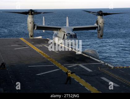 0612060730W-055 Atlantischer Ozean (06. Dezember 2006) - Eine V-22 Osprey aus der mittleren Tiltrotor-Squadron Two Six Three (VMM-263) übt Berührungs- und Landungsübungen aus, um ihre Deck-Landungsqualifikation an Bord des amphibischen Mehrzweck-Angriffsschiffs USS Wasp (LHD 1) zu erhalten. WASP ist auf dem Weg zum Heimatflughafen Norfolk, nachdem sie Philadelphia besucht hat, um ihre Unterstützung während des Football-Spiels der Army und Navy zu zeigen. US Navy Stockfoto