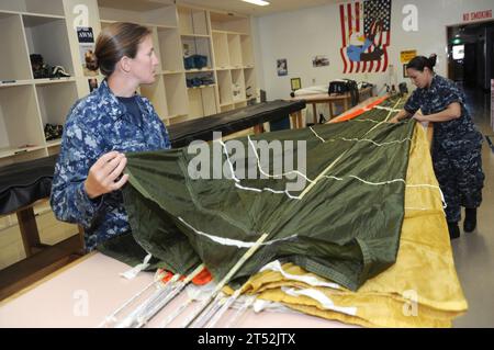 Aircrew Survival Equipmentman 3. Klasse Christina Cataldo, Japan, Naval Air Facility Atsugi, Fallschirm, Paraloft, US Navy Foto Stockfoto