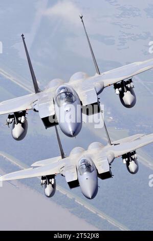 0907119712C-012 NEW ORLEANS (11. Juli 2009) zwei F-15 Strike Eagles der Louisiana Air National Guard 159th Fighter Wing fliegen während einer Fotoübung über die Feuchtgebiete im Süden Louisianas. Die 159. Ist auf der Joint Reserve Base der Naval Air Station in New Orleans stationiert. Marineblau Stockfoto