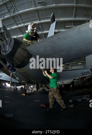 1008214830B-018 PACIFIC OCEAN (21. August 2010) Air Framer an Bord des Flugzeugträgers USS George Washington (CVN 73) bringen den hinteren horizontalen Stabilisator einer F/A-18E Super Hornet aus der Eagles of Strike Fighter Squadron (VFA 115) wieder an. George Washington, der einzige ständig vorgelagerte Flugzeugträger der NavyХs, trägt zur Gewährleistung der Sicherheit und Stabilität im westlichen Pazifik bei. Marineblau Stockfoto