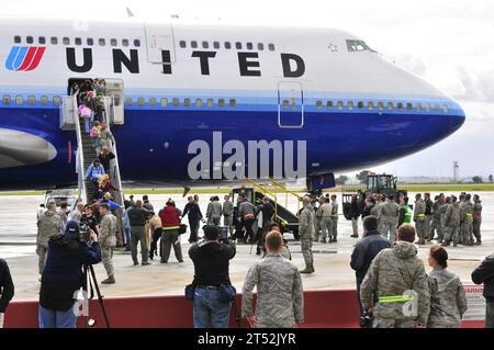 11032504044H-106 TRAVIS LUFTWAFFENBASIS, KALIF. (25. März 2011) Mitarbeiter der US-Luftwaffe und der US-Navy warten darauf, Militärfamilien beim Aussteigen aus Japan während der Operation Pacific Passage zu helfen. Operation Pacific Passage, die Mission des Verteidigungsministeriums zur Unterstützung der freiwilligen Rückkehr von Familienangehörigen aus bestimmten Gebieten in Japan nach einem tödlichen Erdbeben und Tsunami, das Japan am 11. März heimsuchte. Marineblau Stockfoto