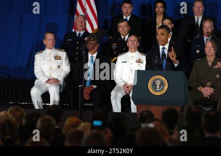 110805KV696-083 WASHINGTON (5. August 2011) Präsident Barack Obama spricht während eines Besuchs der Washington Navy Yard mit Mitgliedern der National Capital Region. Obama sprach über die Bedeutung des Übergangs von Veteranen in die Zivilbevölkerung. Marineblau Stockfoto