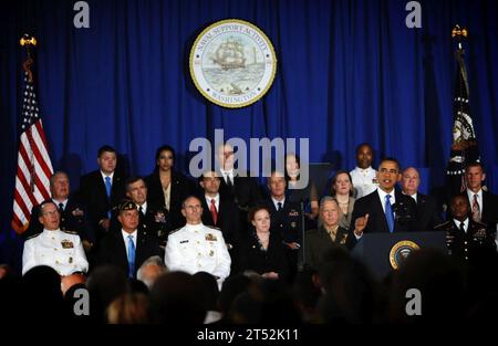 110805WE887-272 WASHINGTON (5. August 2011) Präsident Barack Obama spricht während eines Besuchs der Washington Navy Yard mit Mitgliedern der National Capital Region. Obama sprach über die Bedeutung des Übergangs von Veteranen in die Zivilbevölkerung. Marineblau Stockfoto