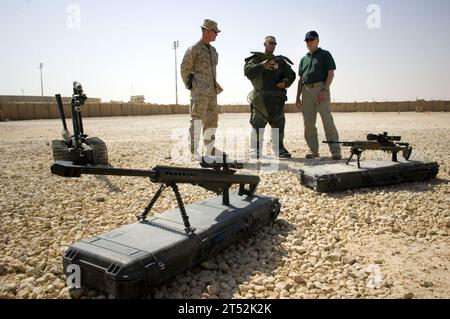 0908065549O-038 AL ASAD, Irak (6. August 2009) Marineminister (SECNAV) der ehrenwerte Ray Mabus spricht mit Marines, die der Marine Wing Support Squadron (MWSS 271) des 2. Marine Aircraft Wing Wing Wing Wing Wing Wing auf einer Tour der Al Asad Air Base zugewiesen sind. Mabus ist auf seiner ersten Nahost-Tour als SECNAV mit ausländischen Würdenträgern, Regierungsmitgliedern, Seeleuten und Marines unterwegs. Marineblau Stockfoto