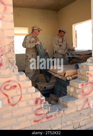 AL TAQADDUM, Bienen, Camp Taqaddum, Can Do, Dirt Sailors, Irak, NMCB 1, SEABEES, Waffentraining Stockfoto