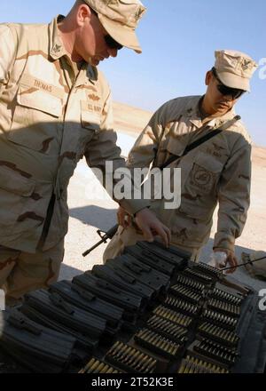 AL TAQADDUM, Bienen, Camp Taqaddum, Can Do, Dirt Sailors, Irak, NMCB 1, SEABEES, Waffentraining Stockfoto