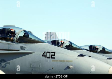 0704173488S-041 FAIRBANKS, Alaska (17. April 2007) - drei F/A-18-Piloten der Navy, die der Strike Fighter Squadron (VFA) 87 zugewiesen wurden, warten auf das Taxi zur Fluglinie während der Red Flag-Alaska 07-1. Red Flag-Alaska ist eine von der Pacific Air Forces geleitete Übung für US-Streitkräfte, die unter simulierten Luftkampfbedingungen geflogen werden. Es wird auf dem Pacific Alaska Range Complex durchgeführt, wobei die Luftwaffenstützpunkte Eielson und Elmendorf verlassen werden. Die VFA-87 hat ihren Sitz in der Naval Air Station Oceana, Virginia. US Air Force Stockfoto