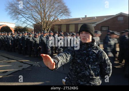 1001207090S-931 GROTON, Conn. (20. Januar 2010) A Sailor fungiert als Straßenwächter, während die Schüler zu ihrer wöchentlichen allgemeinen militärischen Ausbildung an der Basic Enlisted Submarine School auf der Naval Submarine Base New London, Conn. Marineblau Stockfoto