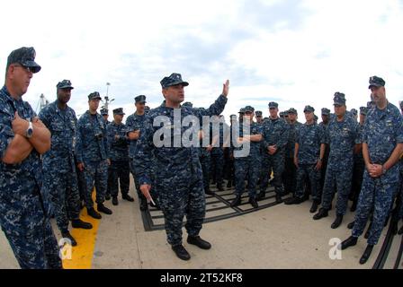 110811NK458-031 NORFOLK (11. August 2011) Commander. Thomas A. Winter, Befehlshaber des Angriffs-U-Bootes USS Montpelier (SSN 765) der Los Angeles-Klasse, spricht die Besatzung während des Quartiers auf dem Pier an, während sich das U-Boot auf einen geplanten Einsatz vorbereitet. Marineblau Stockfoto