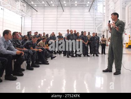 0907142491R-045 JACKSONVILLE, Florida (14. Juli 2009) William F. Moran, Commander, Patrol and Reconnaissance Group, spricht mit den Seeleuten der Patrol Squadron (VP) 5, VP-8, VP-16 und VPU-1, die auf der Marineflugstation Jacksonville stationiert sind. Moran betonte die Bedeutung der Patrouille und Aufklärung communitiesХ in der Anti-U-Boot-Kriegsmission und diskutierte auch den bevorstehenden Bahnsteig-Übergang zur P8 Poseidon vom P3-C Orion-Flugzeug. Marineblau Stockfoto