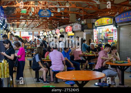 Das geschäftige Maxwell Food Centre at Night, Chinatown, Singapur Stockfoto