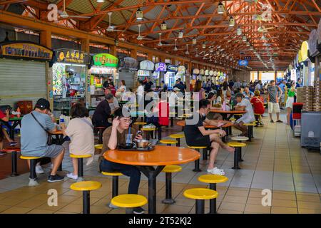 Das geschäftige Maxwell Food Centre at Night, Chinatown, Singapur Stockfoto