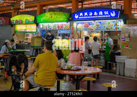 Das geschäftige Maxwell Food Centre at Night, Chinatown, Singapur Stockfoto