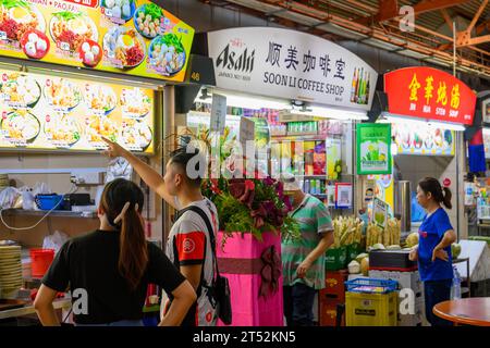 Das geschäftige Maxwell Food Centre at Night, Chinatown, Singapur Stockfoto